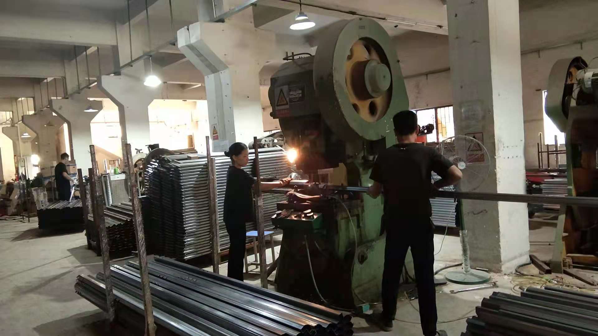 帶你走進(jìn)鐵床生產(chǎn)廠家看看！