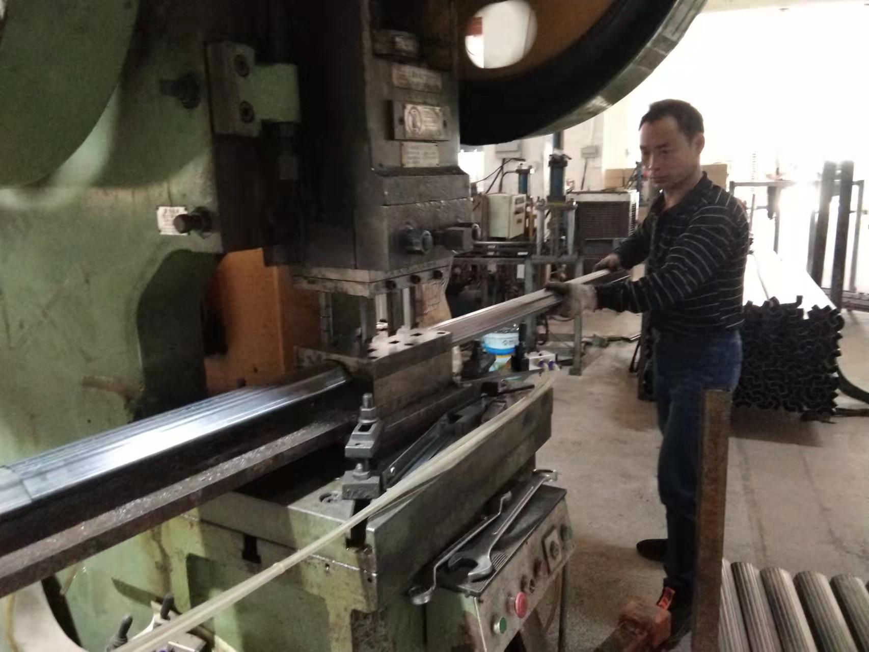 為什么選鐵床生產(chǎn)廠(chǎng)家要選振華家具？