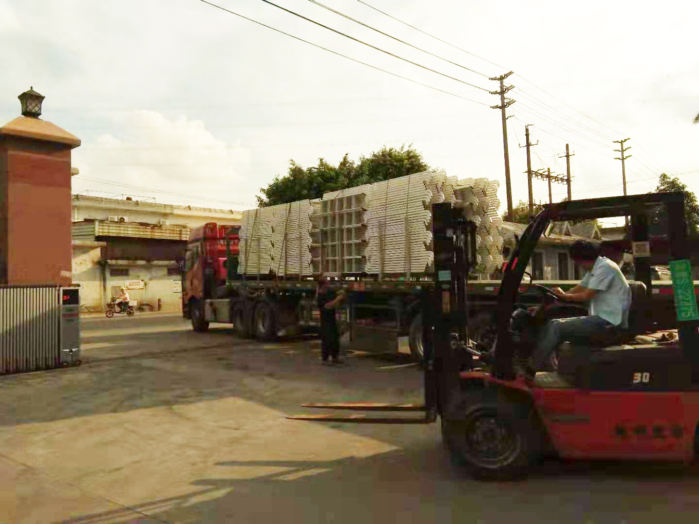 鐵架床廠家送貨到比亞迪廠區(qū)下雨了！