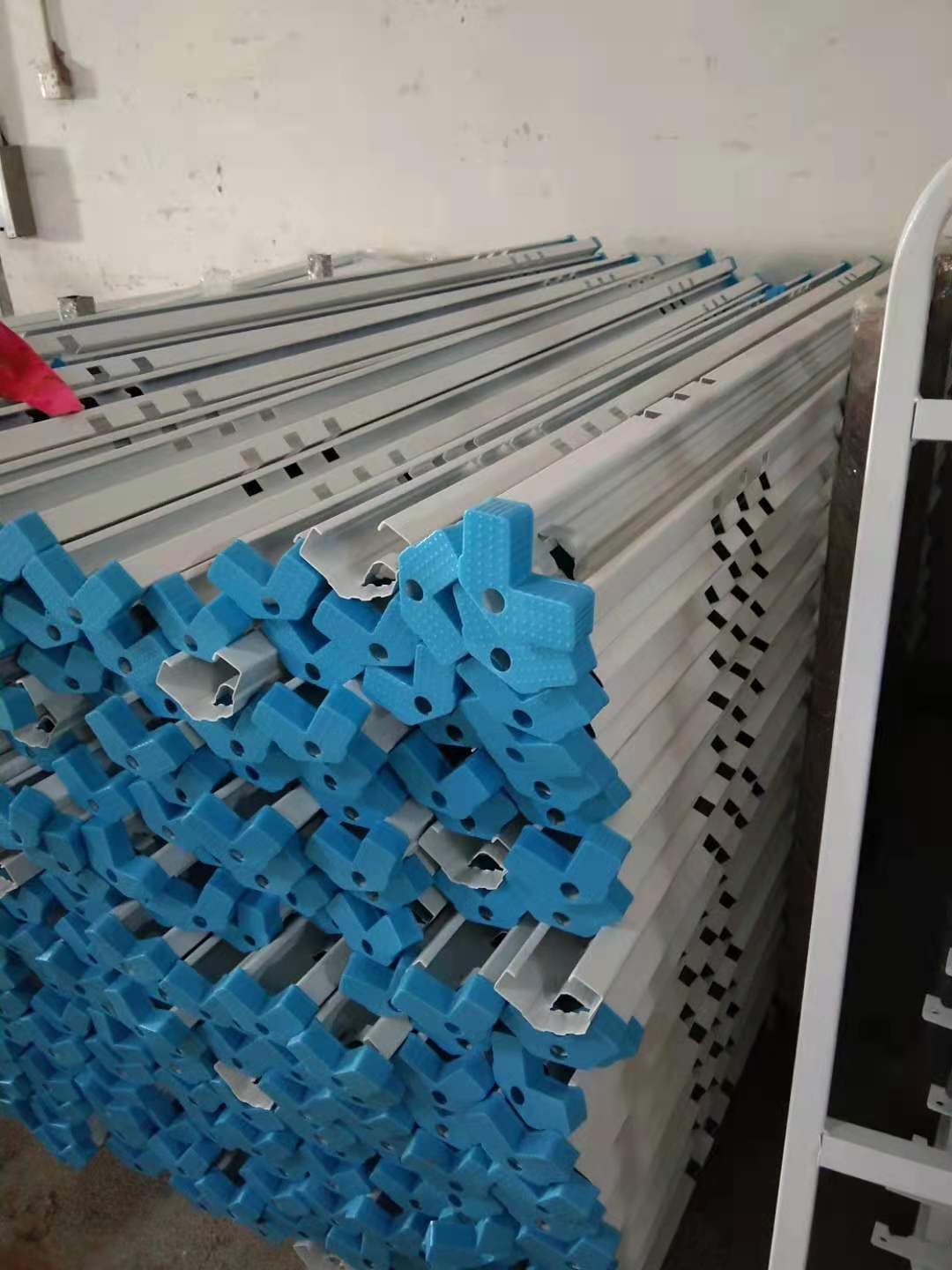 學(xué)生公寓床是卡扣好還是螺絲好？