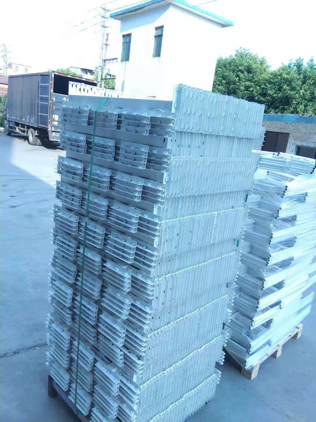 上下鋪鐵床用什么材料做的好？